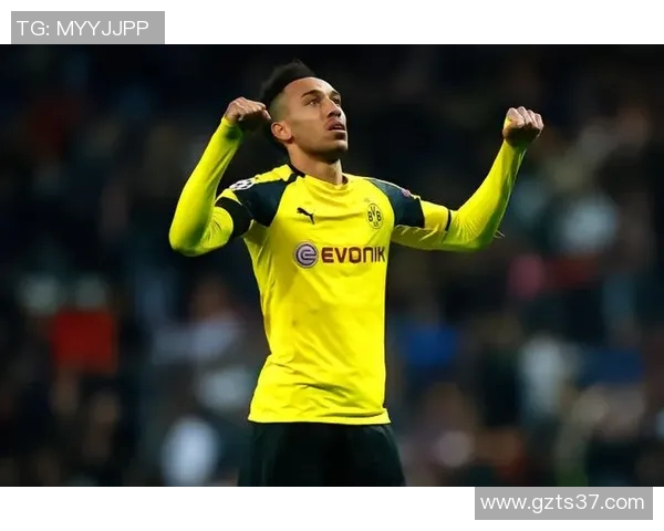 足球巨星的辉煌历程与不朽成就探索：从草根到巅峰的传奇故事