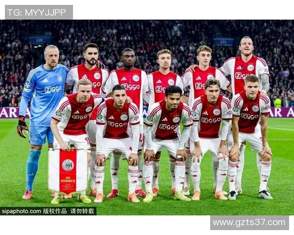 双子巨星闪耀绿茵赛场描绘足球传奇对决与荣耀时刻