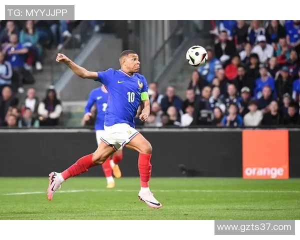 足球球星帅气低头瞬间展现独特魅力与坚毅眼神引领球迷热潮